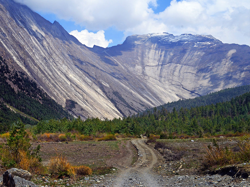 Trekking to Manang